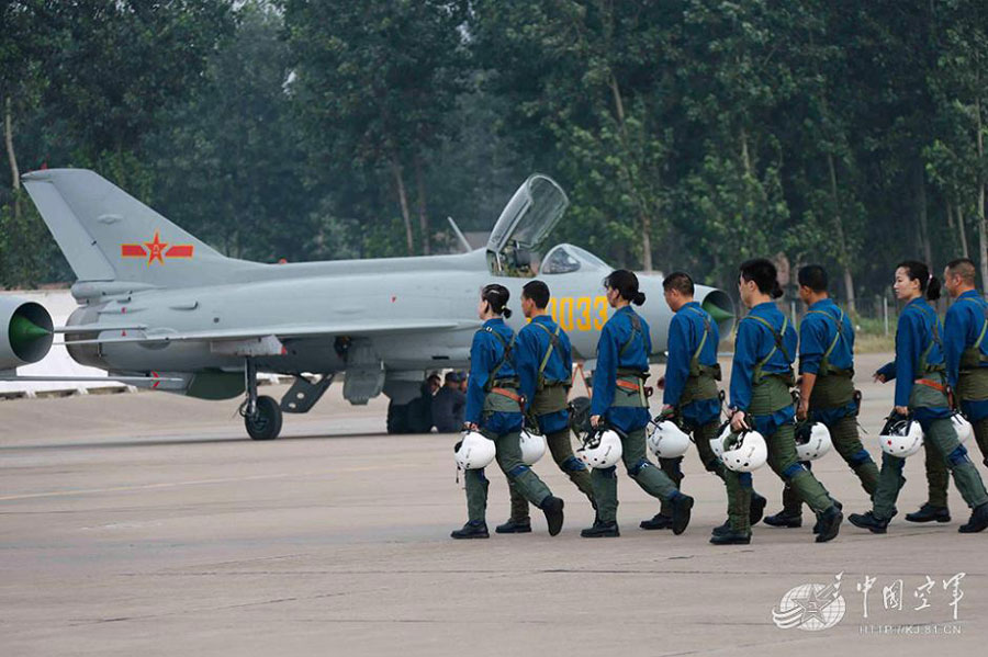 Female fighter pilots at Jinan Airforce in east China's Shandong Province make a successful maiden flight in August, 2013. [Photo: kj.81.cn]