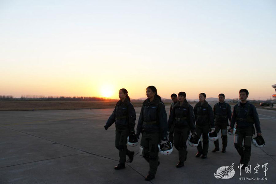 Female fighter pilots at Jinan Airforce in east China's Shandong Province make a successful maiden flight in August, 2013. [Photo: kj.81.cn]