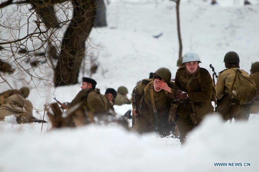 Reenactors dressed as World War II (WWII) Soviet Red Army troops take part in a battle reconstruction marking the 72nd anniversary of the breakthrough of Leningrad (St. Petersburg) from the Nazi blockade in WWII on Jan 18, 2015, in St. Petersburg, Russia. [Photo/Xinhua] 