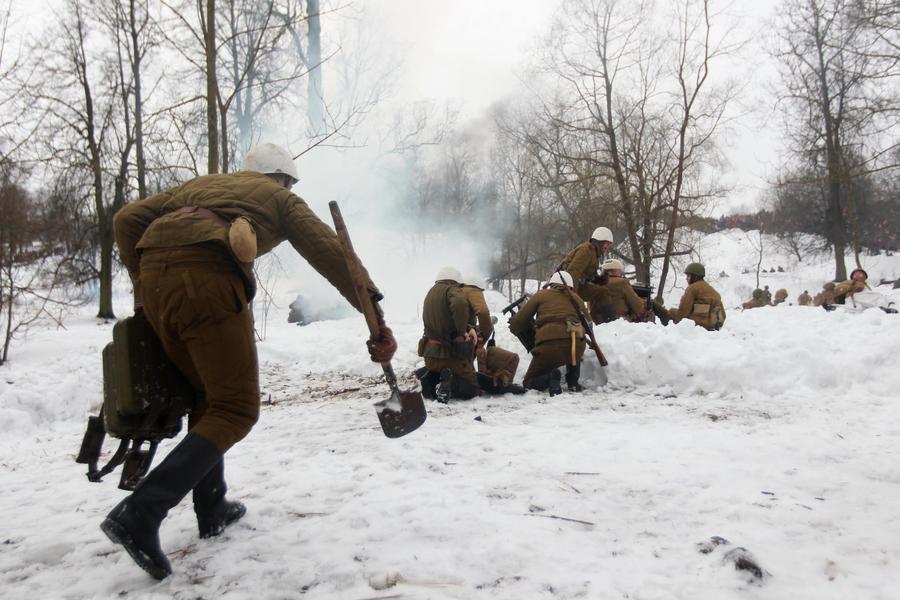 Reenactors dressed as World War II (WWII) Soviet Red Army troops take part in a battle reconstruction marking the 72nd anniversary of the breakthrough of Leningrad (St. Petersburg) from the Nazi blockade in WWII on Jan 18, 2015, in St. Petersburg, Russia. [Photo/Xinhua] 