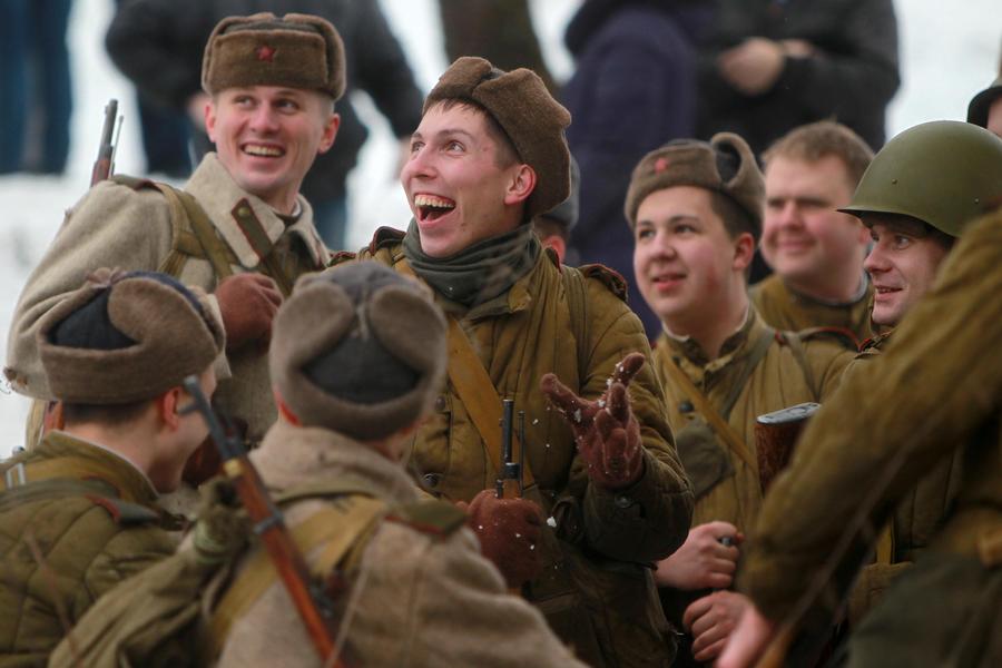 Reenactors dressed as World War II (WWII) Soviet Red Army troops take part in a battle reconstruction marking the 72nd anniversary of the breakthrough of Leningrad (St. Petersburg) from the Nazi blockade in WWII on Jan 18, 2015, in St. Petersburg, Russia. [Photo/Xinhua] 