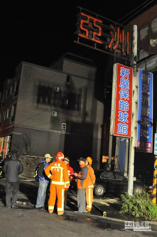 Six firefighters are killed early Tuesday, January 20, 2015, as they battle a blaze that engulfes a bowling center in northern Taiwan's Taoyuan city. [Photo: chinatimes.com]