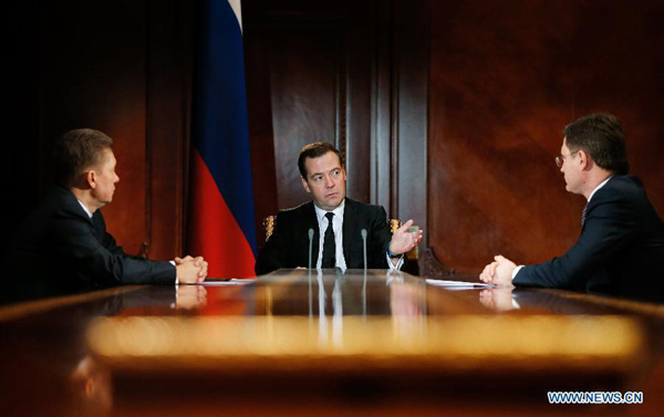 Russian Prime Minister Dmitry Medvedev (C) meets with Alexei Miller (L), the head of Russian gas giant Gazprom, and Energy Minister Alexander Novak, in Moscow, Russia, Jan. 20, 2015. Moscow has not slammed doors on economic relations with Kiev, including cooperation in the energy sector, Russian Prime Minister Dmitry Medvedev said Tuesday. [Photo/Xinhua]