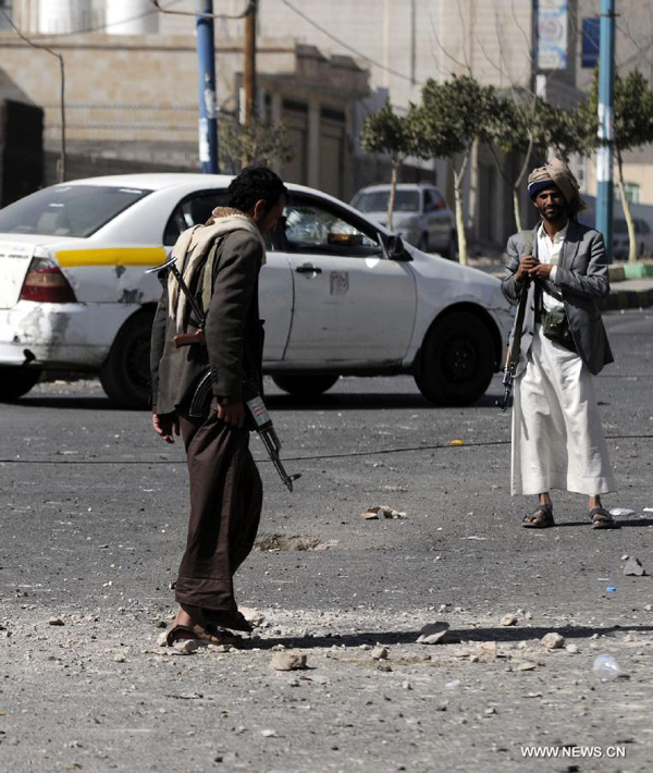 A Houthi fighter guards the street one day after clashes erupted between presidential guards and Shiite Houthi fighters in Sanaa, Yemen, on Jan. 20, 2015. The Yemeni government and Houthi group agreed to a ceasefire on Monday in the capital Sanaa after fresh clashes left 9 people killed and 79 others injured. [Photo/Xinhua]