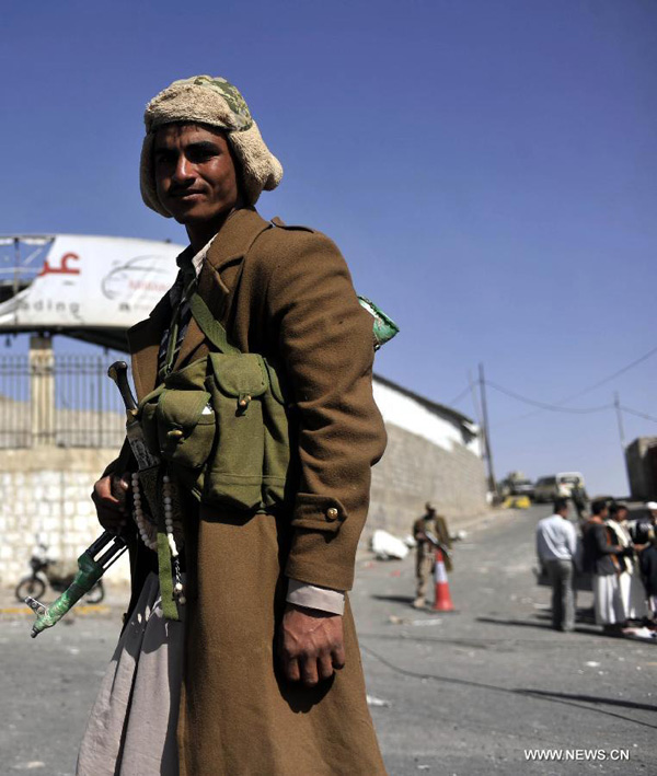 A Houthi fighter guards the street one day after clashes erupted between presidential guards and Shiite Houthi fighters in Sanaa, Yemen, on Jan. 20, 2015. The Yemeni government and Houthi group agreed to a ceasefire on Monday in the capital Sanaa after fresh clashes left 9 people killed and 79 others injured. [Photo/Xinhua]