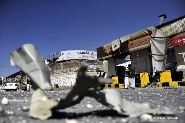 Houses of local residents are seen damaged in clashes erupted between presidential guards and Shiite Houthi fighters in Sanaa, Yemen, on Jan. 20, 2015. The Yemeni government and Houthi group agreed to a ceasefire on Monday in the capital Sanaa after fresh clashes left 9 people killed and 79 others injured. [Photo/Xinhua]