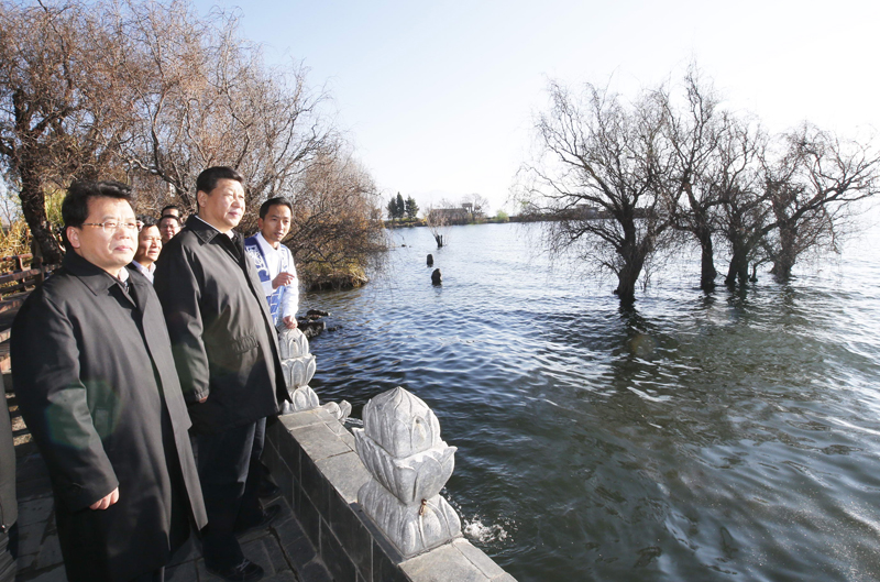 Chinese President Xi Jinping inspects the environment in a village near Erhai Lake in Dali Bai Autonomous prefecture, southwest China's Yunnan Province on Jan 20, 2015. [Photo: Xinhua]