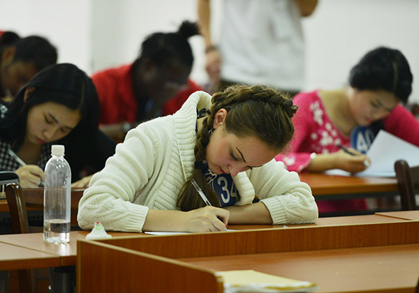 An international student takes an exam in Hangzhou, East China's Zhejiang province in this May 8, 2014 file photo. [Photo by Long Wei/Asianewsphoto]