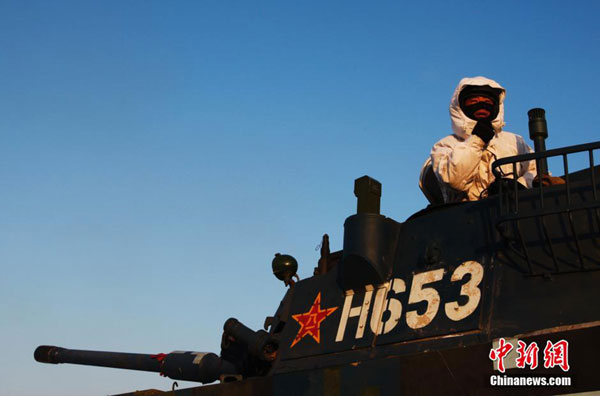 Chinese marines conduct a combat training at Taonan training base in Northeast China's Shenyang Province, on Jan 25, 2015. This is the first time Chinese marines hold a winter training in the northeast of China. [Photo/chinanews.com]