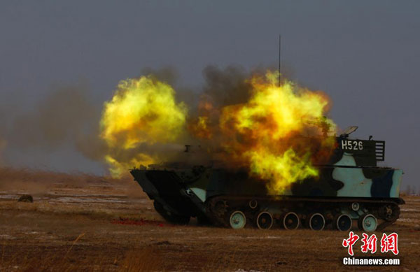 Chinese marines conduct a combat training at Taonan training base in Northeast China's Shenyang Province, on Jan 25, 2015. This is the first time Chinese marines hold a winter training in the northeast of China. [Photo/chinanews.com]