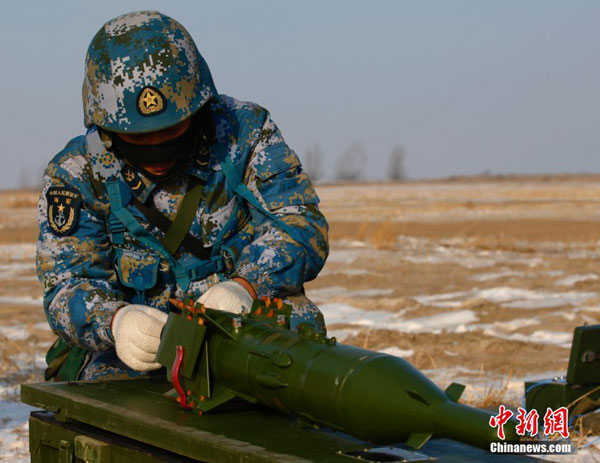 Chinese marines conduct a combat training at Taonan training base in Northeast China's Shenyang Province, on Jan 25, 2015. This is the first time Chinese marines hold a winter training in the northeast of China. [Photo/chinanews.com] 