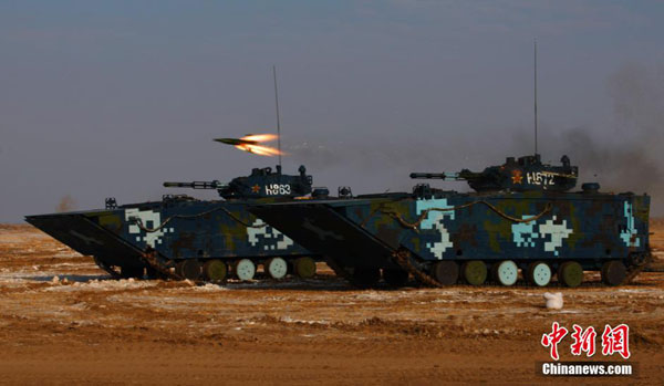 Chinese marines conduct a combat training at Taonan training base in Northeast China's Shenyang Province, on Jan 25, 2015. This is the first time Chinese marines hold a winter training in the northeast of China. [Photo/chinanews.com] 