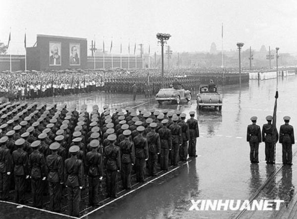 A military parade is held in the rain to mark the 7th anniversary of the founding of the People's Republic of China at Tian'anmen Square in Beijing on October 1, 1956. [File Photo/ Xinhua] 