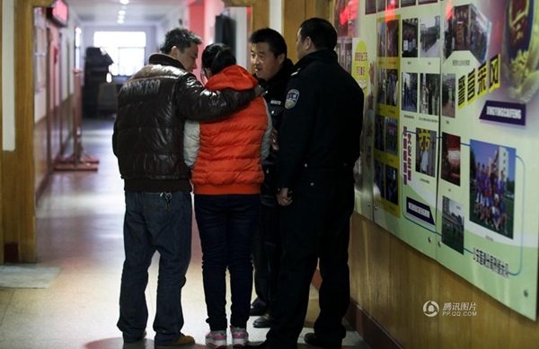 The girl unites with her father at a police station in Xi'an, Northwest China's Shaanxi province on Monday. [Photo/qq.com]
