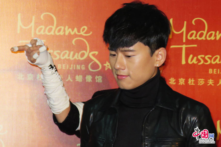 高清:张杰助阵迈克尔·杰克逊蜡像巡演启幕