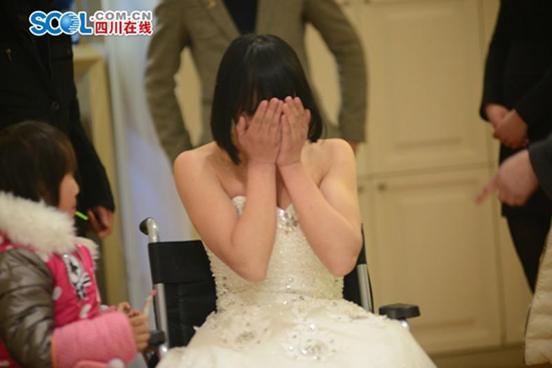 服装师推荐的抹胸婚纱让徐艳很难为情，一直不停的说，“太露了，太露了。” [四川在线]
