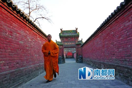 The undated photo shows a monk walks in the Zishou Temple in Lingshi county, Northwest China's Shanxi province [File Photo: nandu.com] 