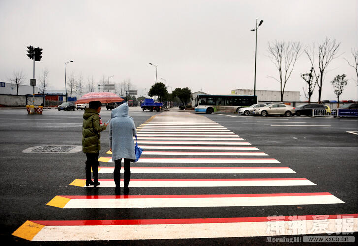 Photo taken on Jan. 28, 2015 shows the colorful 3D zebra crossing on Kaiyuan West Road in Changsha, capital of central China's Hunan Province.