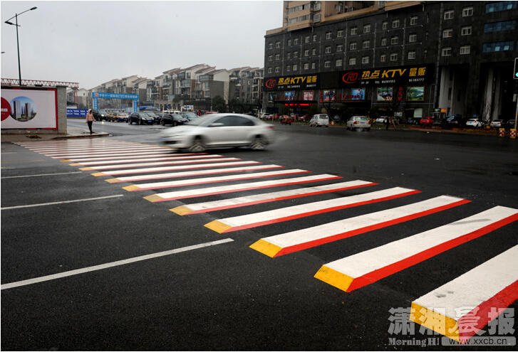 Photo taken on Jan. 28, 2015 shows the colorful 3D zebra crossing on Kaiyuan West Road in Changsha, capital of central China's Hunan Province.