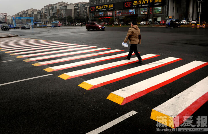 Photo taken on Jan. 28, 2015 shows the colorful 3D zebra crossing on Kaiyuan West Road in Changsha, capital of central China's Hunan Province. 