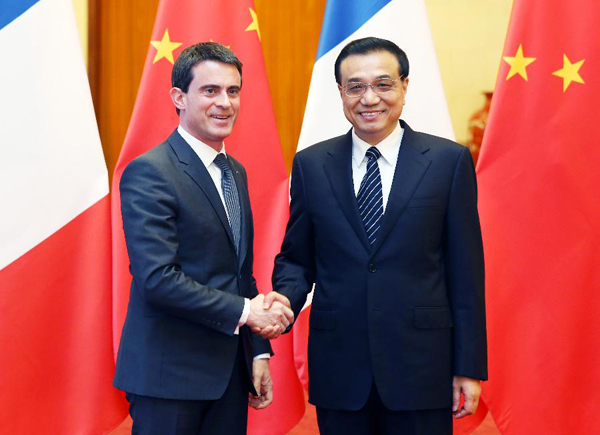 Chinese Premier Li Keqiang (R) holds talks with French Prime Minister Manuel Valls at the Great Hall of the People in Beijing, capital of China, Jan. 29, 2015. [Photo/Xinhua]