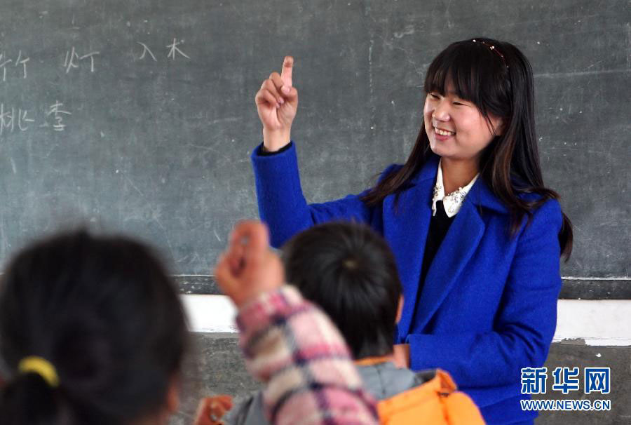 Xu Rui teaches a class for students at grade four at a primary school in the Putang Village of east China's Jiangxi Province on January 26, 2015. [Photo: Xinhua]