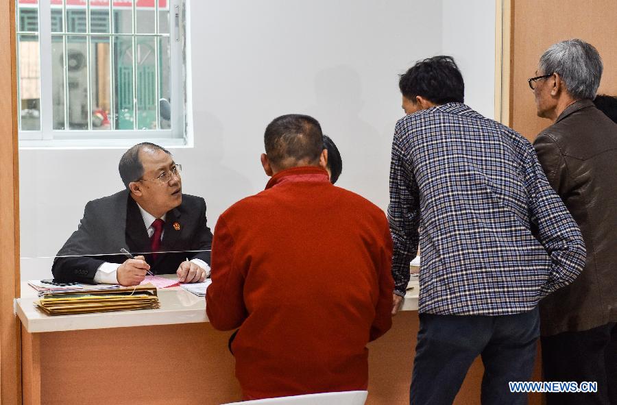 A judge (1st L) of China's Supreme People's Court first circuit court receives claimants at the reception room in Shenzhen, south China's Guangdong Province, Feb. 2, 2015. The first circuit court of China's Supreme People's Court (SPC) began to hear cases officially Monday in Shenzhen. (Xinhua/Mao Siqian)