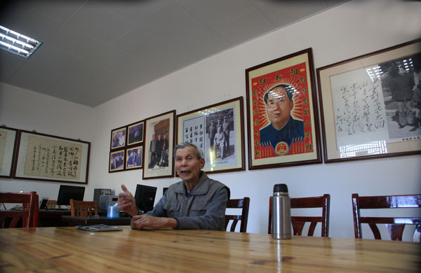 Li Liangqing, who used to be Chairman Mao Zedong's bodyguard, now raises cattle in his home village. Photo provided to China Daily