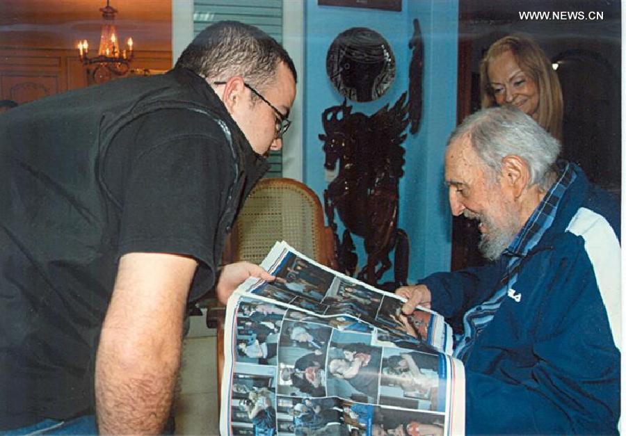 Image taken on Jan. 23, 2015, released by 'Estudios Revolucion' through 'Cubadebate', shows the leader of Cuban Revolution Fidel Castro (R) meeting with Randy Perdomo (L), the President of the Havana's University Student Federation (FEU, for its acronym in spanish), in Havana, Cuba. [Photo/Xinhua] 