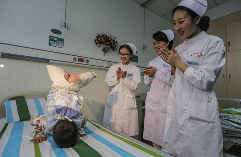 Xiaofeng, a boy who came from a remote place in Enshi, China's Hunan Province, losted his legs in a car traffic accident on January 25, 2013, which brought on him and his family lots of difficulties and debts. Now, he is receiving treatment in a hospital in Wuhan. His optimistic attitude and courage inspire millions of Chinese people.