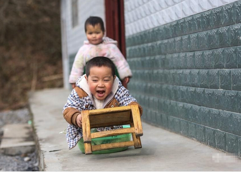 Xiaofeng, a boy who came from a remote place in Enshi, China's Hunan Province, losted his legs in a car traffic accident on January 25, 2013, which brought on him and his family lots of difficulties and debts. Now, he is receiving treatment in a hospital in Wuhan. His optimistic attitude and courage inspire millions of Chinese people.