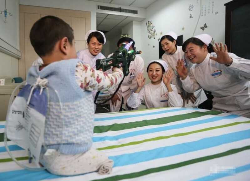 Xiaofeng, a boy who came from a remote place in Enshi, China's Hunan Province, losted his legs in a car traffic accident on January 25, 2013, which brought on him and his family lots of difficulties and debts. Now, he is receiving treatment in a hospital in Wuhan. His optimistic attitude and courage inspire millions of Chinese people.