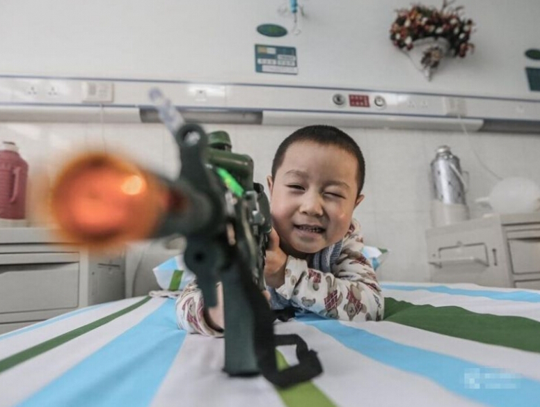 Xiaofeng, a boy who came from a remote place in Enshi, China's Hunan Province, losted his legs in a car traffic accident on January 25, 2013, which brought on him and his family lots of difficulties and debts. Now, he is receiving treatment in a hospital in Wuhan. His optimistic attitude and courage inspire millions of Chinese people.