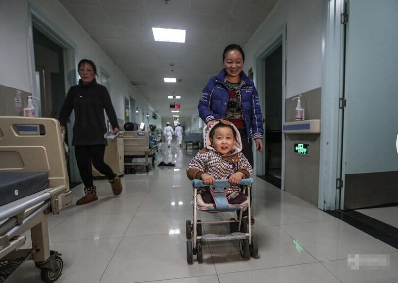 Xiaofeng, a boy who came from a remote place in Enshi, China's Hunan Province, losted his legs in a car traffic accident on January 25, 2013, which brought on him and his family lots of difficulties and debts. Now, he is receiving treatment in a hospital in Wuhan. His optimistic attitude and courage inspire millions of Chinese people. 