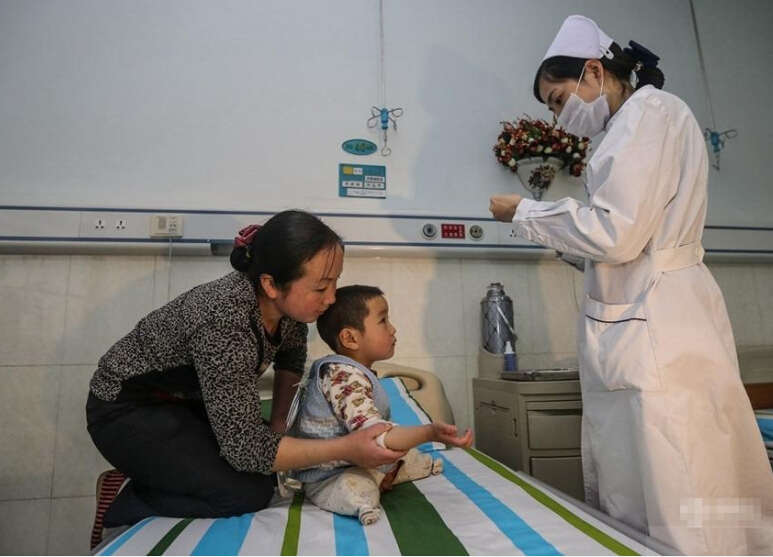 Xiaofeng, a boy who came from a remote place in Enshi, China's Hunan Province, losted his legs in a car traffic accident on January 25, 2013, which brought on him and his family lots of difficulties and debts. Now, he is receiving treatment in a hospital in Wuhan. His optimistic attitude and courage inspire millions of Chinese people.