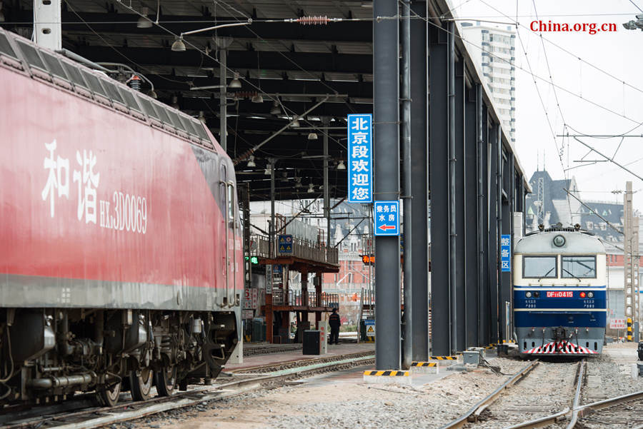 When the train returns to Beijing West Station, Song can eventually take a break. [Photo by Chen Boyuan / China.org.cn]