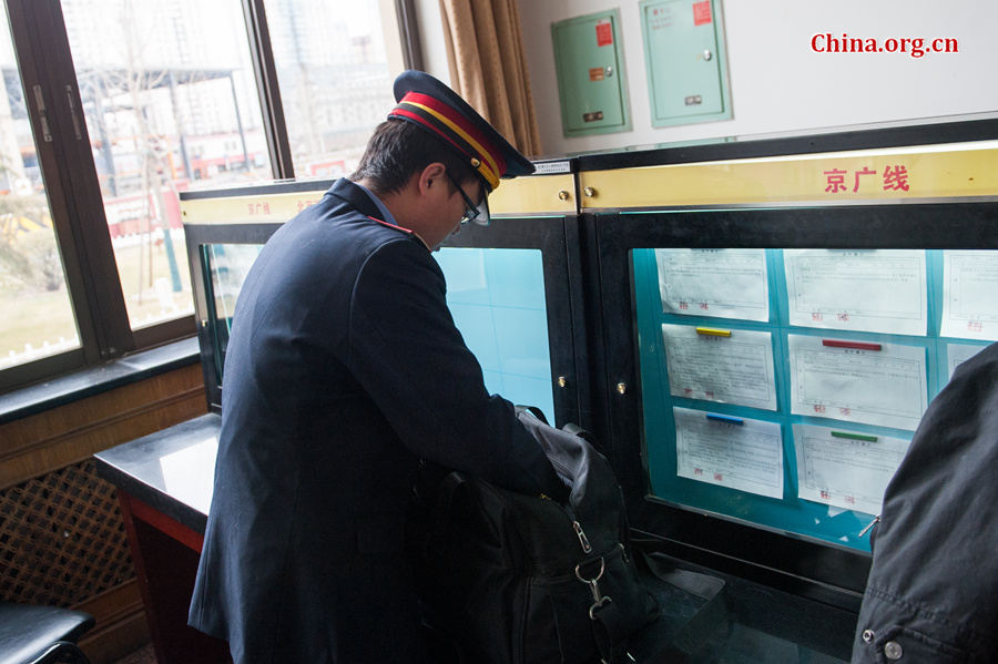 Song Jian, a deputy train driver, arrives at the dispatch center of the Beijing railway authority more than two hours before his train&apos;s departure time, to ensure he has enough time for all the preparations. [Photo by Chen Boyuan / China.org.cn]