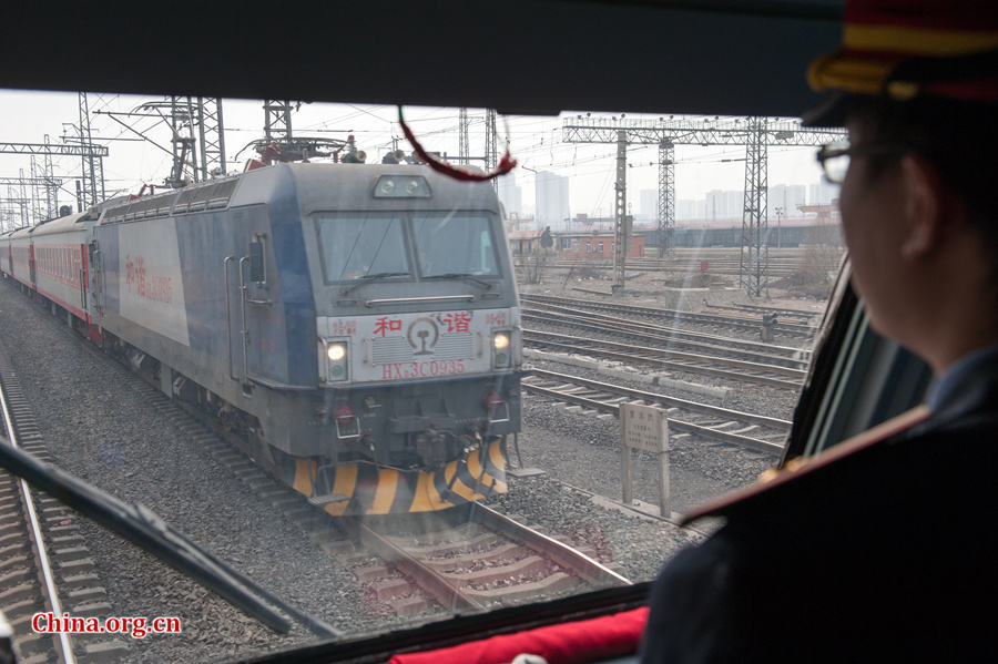 Song Jian cautions the train&apos;s chief engineer that another train is heading towards them on another track. [Photo by Chen Boyuan / China.org.cn]