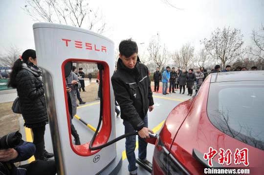 The first tesla charging station has been put in use in Tianjin on Jan 24, 2015. [Chinanews.com]