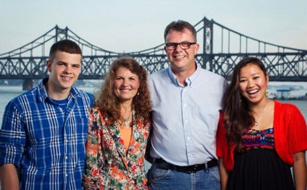 An undated picture of Julia and Kevin Garratt (center) with son Peter and daughter Hannah. The couple were detained last August.[Photo/Shanghai Daily]
