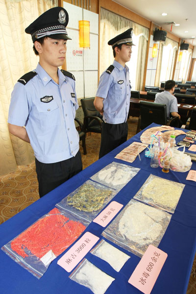 This 2010 file photo shows the police displaying the drugs they seized. [Photo by Guo Bin/Asianewsphoto]