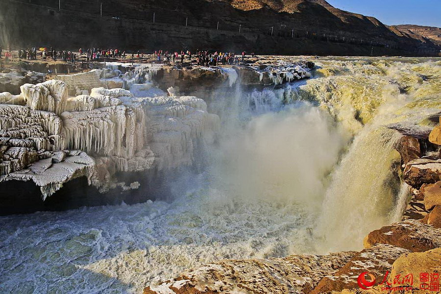 The Hukou Waterfall, a well-known waterfall on the Yellow River, is located at the intersection of Shanxi province and Shaanxi province. It freezes over in winter, attracting a great number of tourists and photography enthusiasts.[Photo/People.cn]