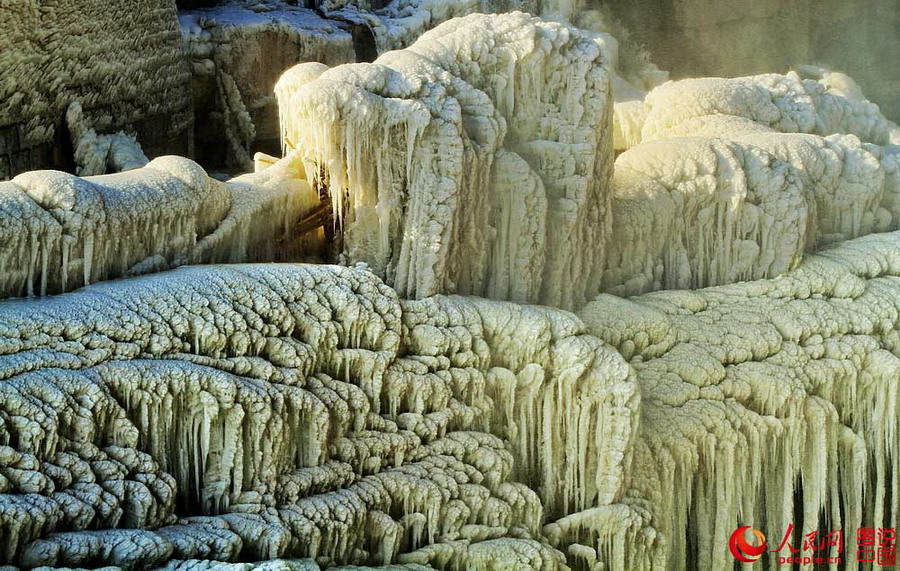 The Hukou Waterfall, a well-known waterfall on the Yellow River, is located at the intersection of Shanxi province and Shaanxi province. It freezes over in winter, attracting a great number of tourists and photography enthusiasts.[Photo/People.cn]