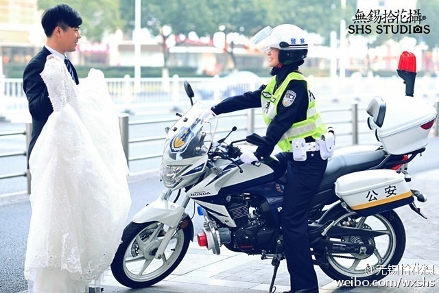 近日，一组“当警察遇见婚纱”帅气婚纱照在微博上流传，引来众网友围观和祝福。据悉，这些照片记录了来自无锡市公安局巡特警支队、崇安禁毒大队等单位的11名无锡警察身着制服与他们的爱人分别拍摄婚纱照的甜蜜时刻。[Weibo.com]