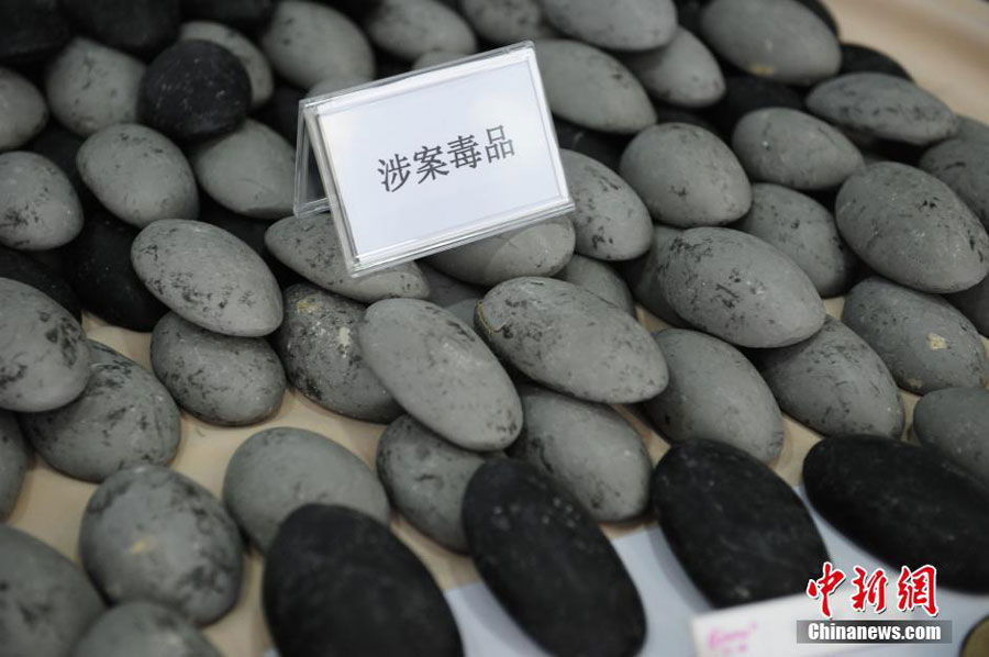 The drugs which are hidden in pebble-like containers seized by the Shenzhen Customs are on display in Shenzhen, February 10, 2015. [Photo: Chinanews.com] 