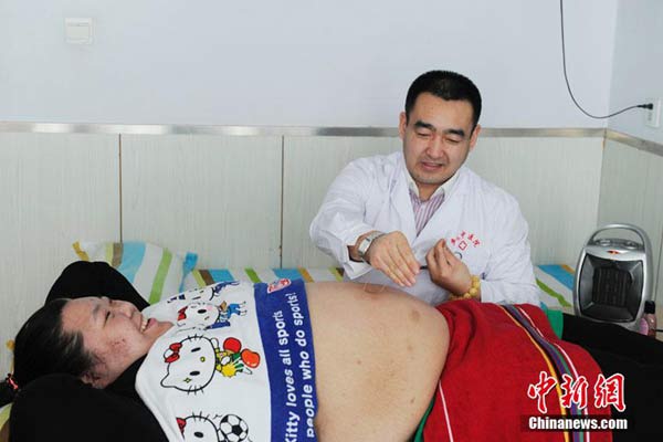 Liu Tingting receives a treatment to lose weight at a hospital in Changchun, Northeast China's Jilin province. [Photo/chinanews.com] 