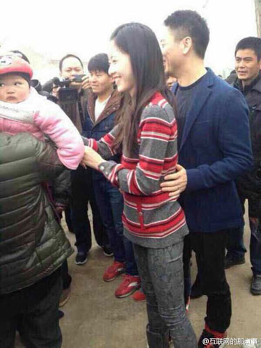 Liu Qiangdong and Zhang Zetian were spotted in Liu's hometown, Guangming County of Suqian city, Jiangsu province, Tuesday, February 17, 2014. [Weibo.com] 