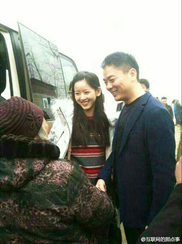 Liu Qiangdong and Zhang Zetian were spotted in Liu's hometown, Guangming County of Suqian city, Jiangsu province, Tuesday, February 17, 2014. [Weibo.com] 