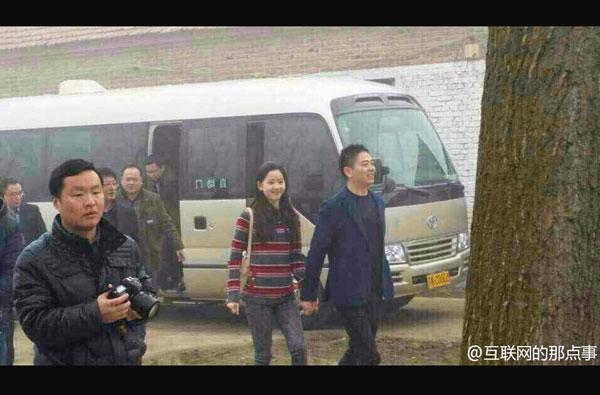 Liu Qiangdong and Zhang Zetian were spotted in Liu's hometown, Guangming County of Suqian city, Jiangsu province, Tuesday, February 17, 2014. [Weibo.com] 