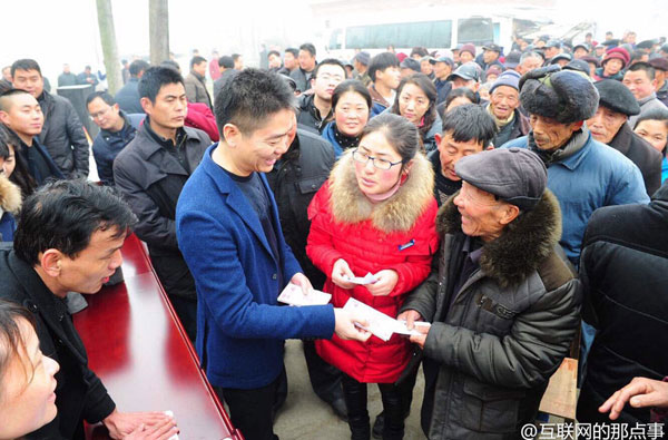 Liu, 42, was seen handing out 10,000-yuan bundles of cash as hongbao to seniors above the age of 60 around his hometown. [Weibo.com]